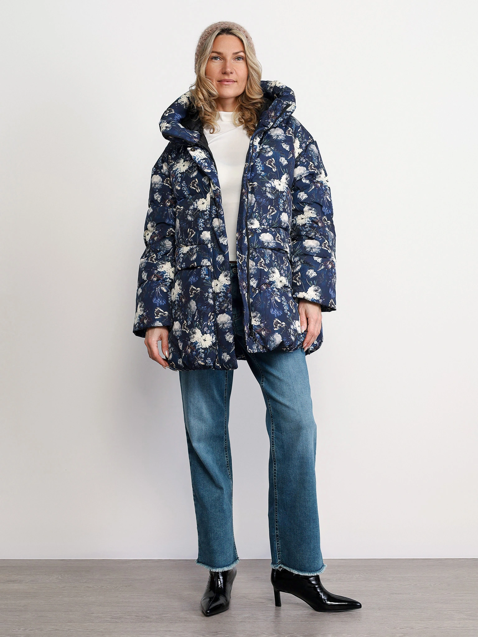 Пуховик с цветочным принтом синего цвета с капюшоном